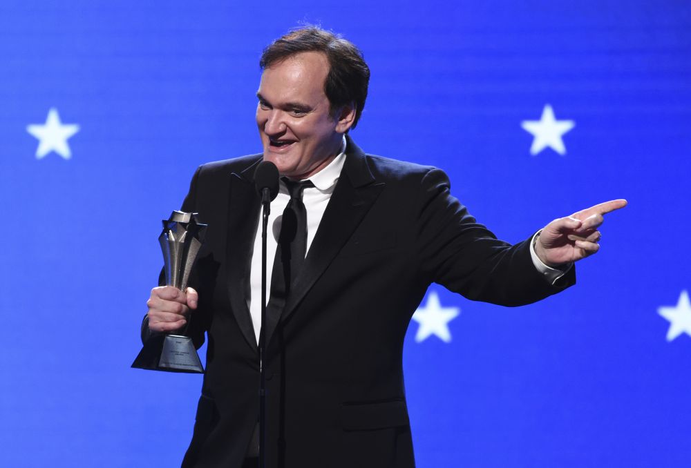 Americký režisér Quentin Tarantino preberá v mene amerického herca Brada Pitta sošku za triumf v kategórii najlepší herec vo vedľajšej úlohe za stvárnenie úlohy v komediálnej dráme  Vtedy v Hollywoode