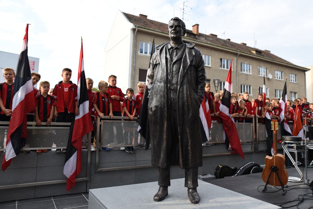 Na snímke socha bývalého trnavského futbalistu a trénera Antona Malatinského po jej slávnostnom odhalení v Trnave v piatok 19. augusta 2016.