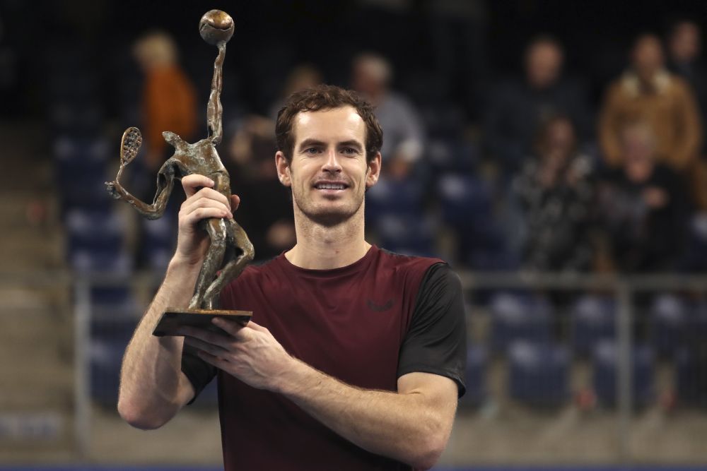 Britský tenista Andy Murray pózuje s trofejou nad Švajčiarom Stanom Wawrinkom vo finále mužskej dvojhry na turnaji ATP v Antverpách 20. októbra 2019.
