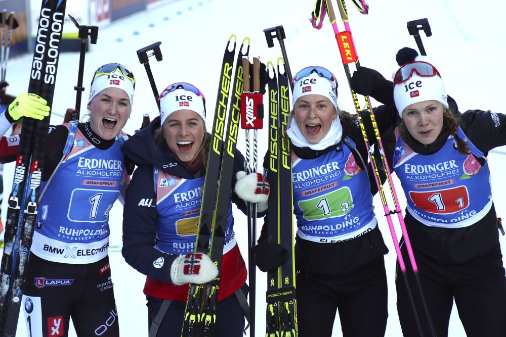 Radosť nórskych biatlonistiek po triumfe v štafete v Ruhpoldingu