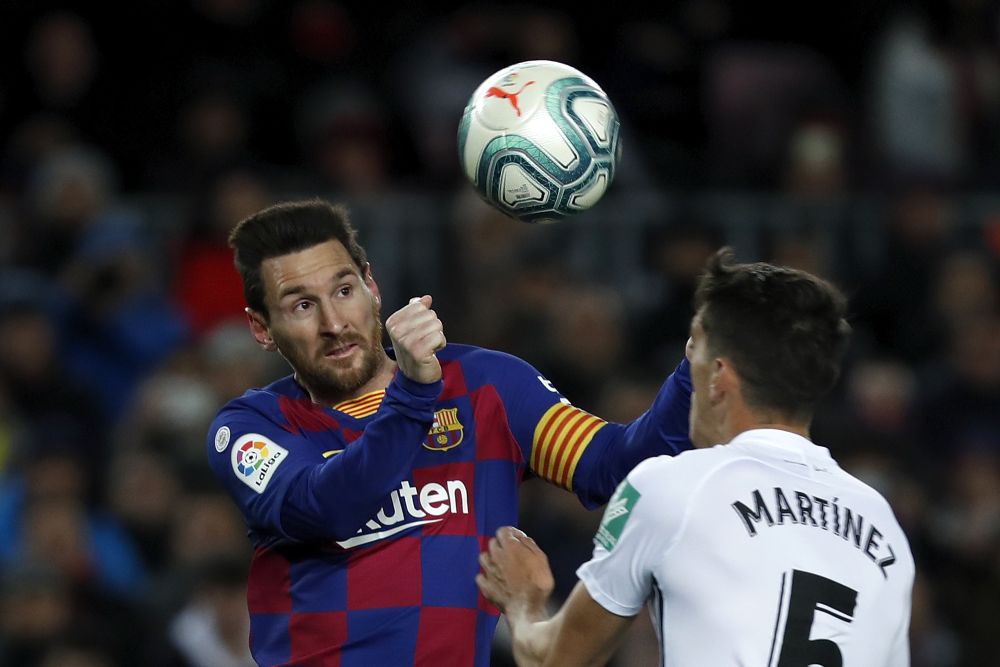 Lionel Messi (vľavo) z Barcelony v hlaivčkovom súboji s Josem Antoniom Martinézom z Granady