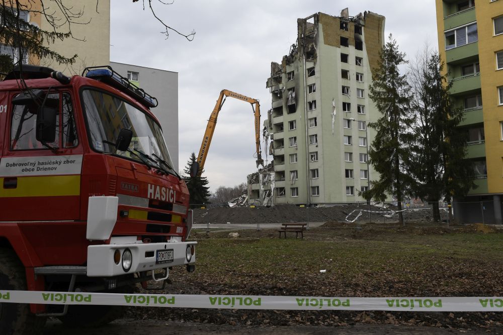 Na archívnej snímke druhý deň demolácie bytovky v popoludňajších hodinách na Mukačevskej ulici