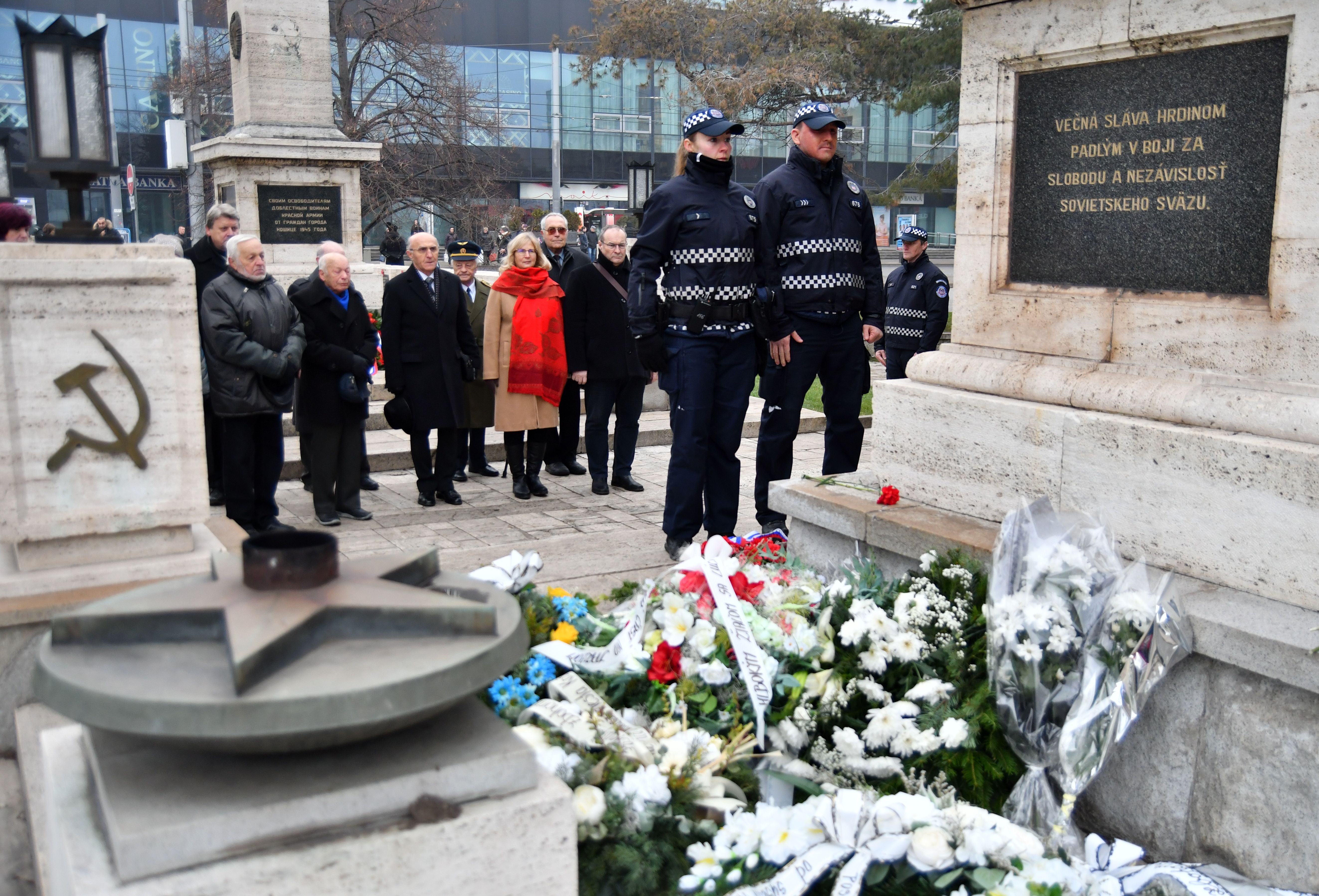 Na snímke pietny akt kladenia vencov a kytíc pri pamätníku Červenej armády na Námestí osloboditeľov pri príležitosti 75. výročia oslobodenia mesta Košice