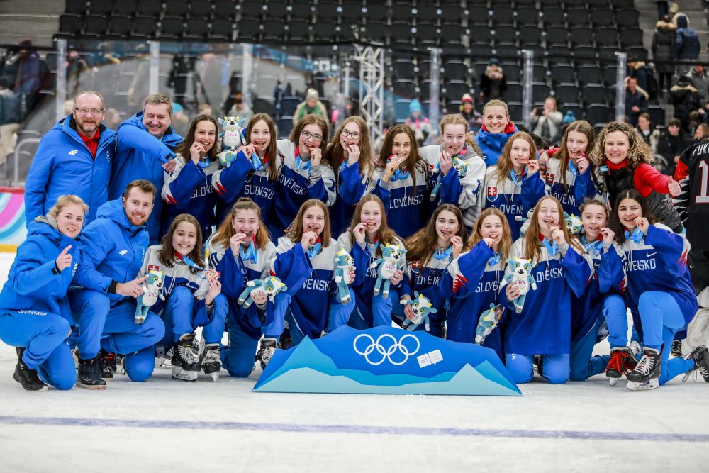 Na snímke hokejistky Slovenska spolu s realizačným tímom pózujú s bronzovými medailami po víťazstve v zápase o 3. miesto nad Švajčiarskom 2:1