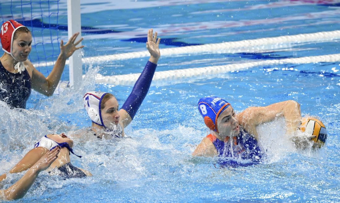 Holandská vodná pólistka Vivian Sevenichová (vpravo) kontroluje loptu v semifinále zápasu Rusko - Holandsko na ME 2020