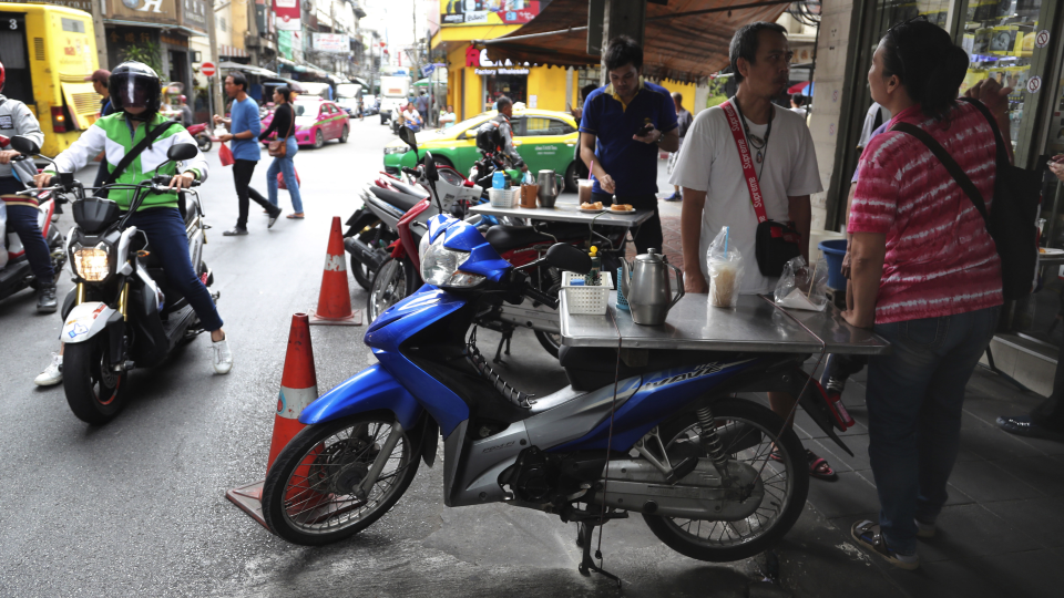 Na snímke ľudia si vychutnávajú kávu pri stánku  pri ceste v Bangkoku v Thajsku  20. augusta 2019. Pouličný  predaj od rýchleho občerstvenia vrátane kávy až po celé hotové jedlá je v Thajsku  bežný jav.