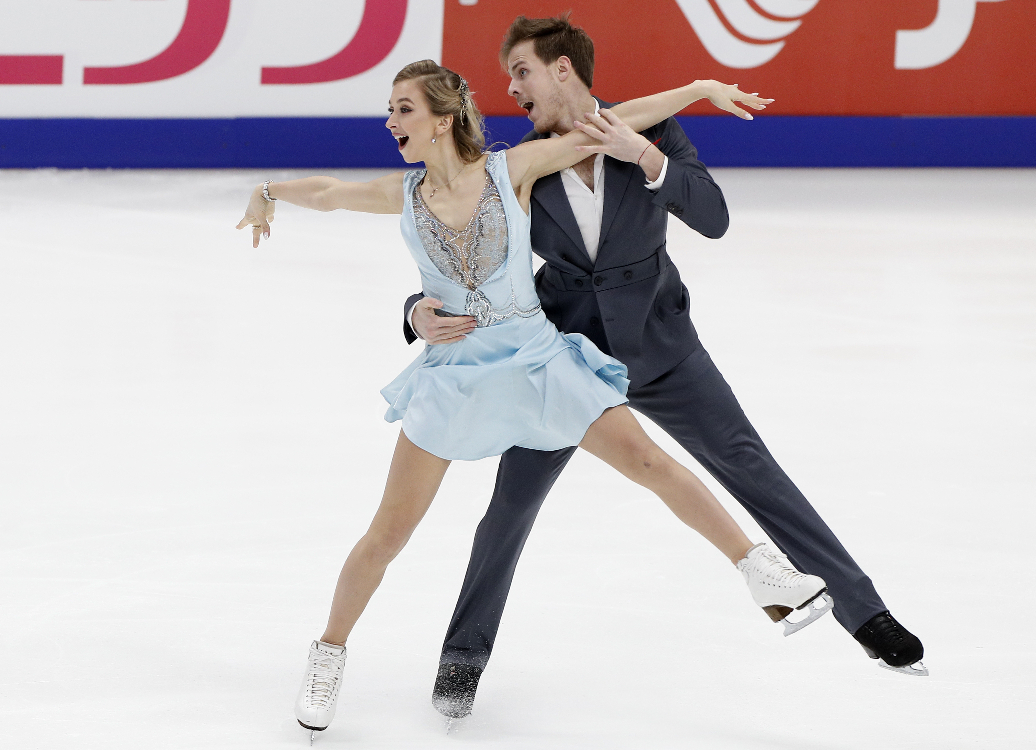 Ruský tanečný pár Viktoria Sinicinová, Nikita Kacalapov počas vystúpenia v krátkom tanci tanečných párov na Ruskom pohári v Moskve 15. novembra 2019