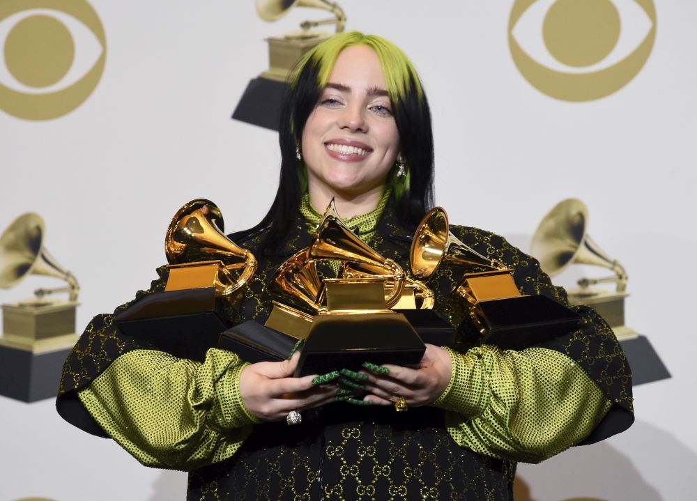 Mladá americká speváčka Billie Eilishová pózuje so štyrmi cenami Grammy na udeľovaní 62. hudobných cien Grammy pre rok 2020