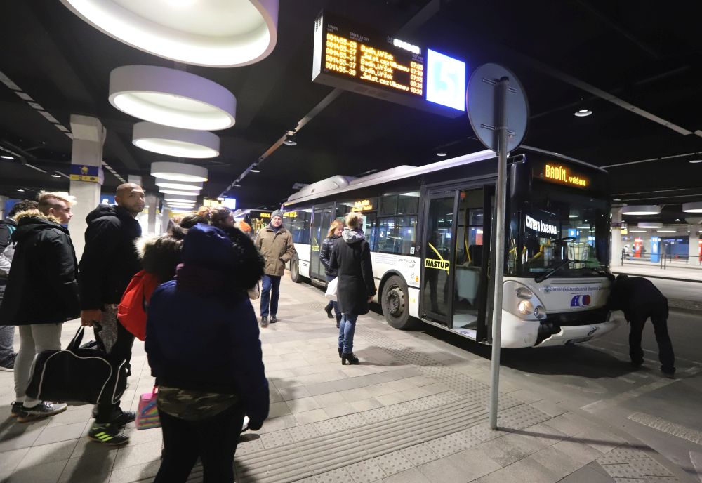 Na snímke situácia na autobusovej stanici v Banskej Bystrici  po spustení premávky prímestských autobusových spojov.