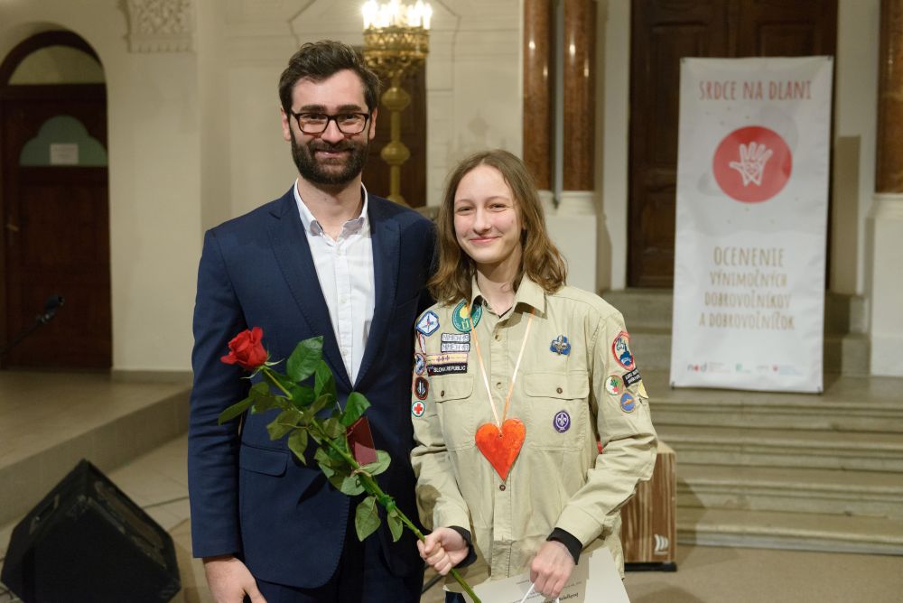 Na snímke primátor mesta Nitra Marek Hattas (vľavo) a  ocenená v kategórii dobrovoľník do 18 rokov Michaela Alexandra Bahelková.