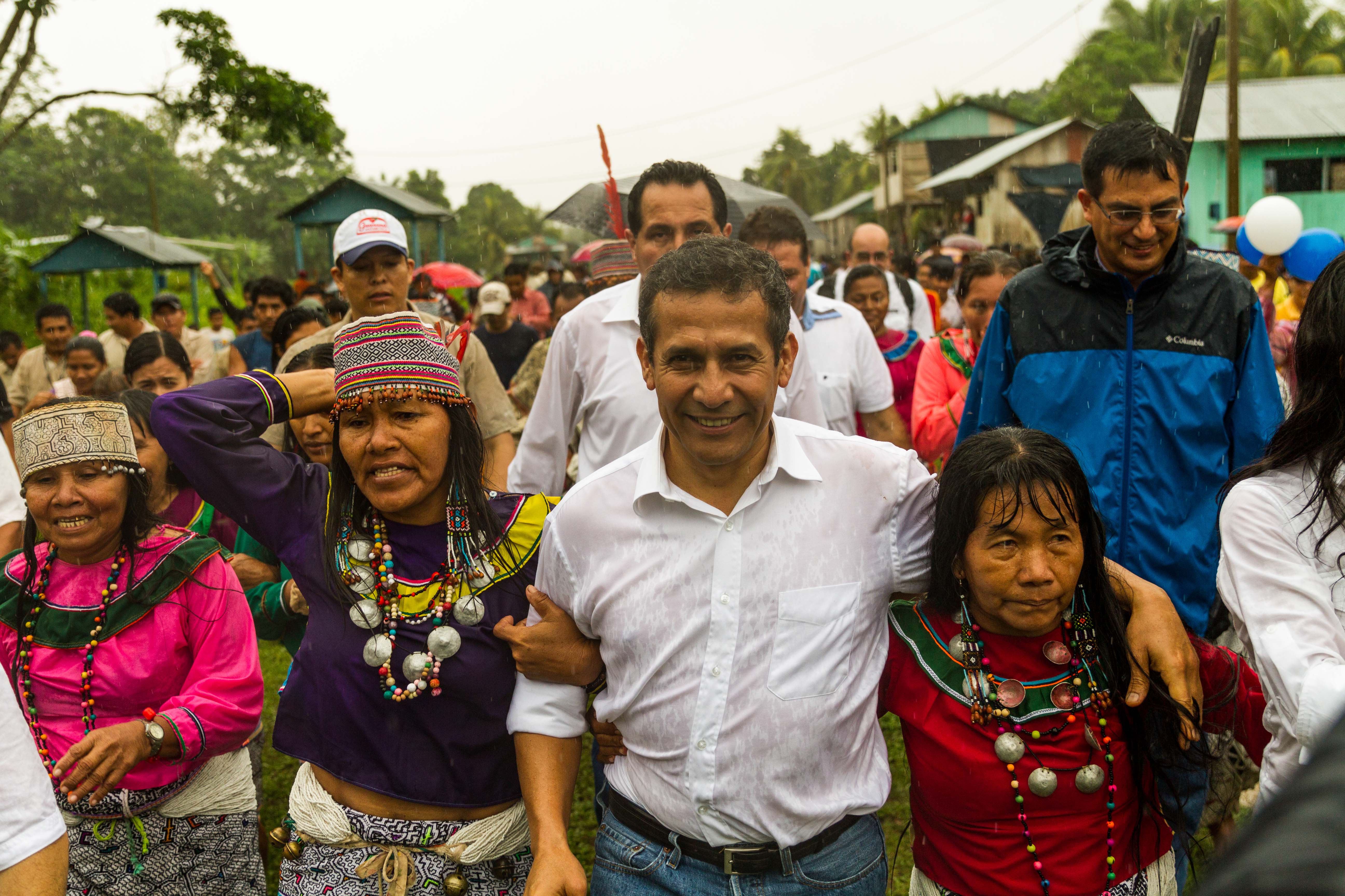 Na snímke domorodé kmene z oblasti Sierra del Divisor spolu s vtedajším prezidentom Peru Ollanta Humalom po tom, ako bola Sierra del Divisor v roku 2015 vyhlásená za národný park.