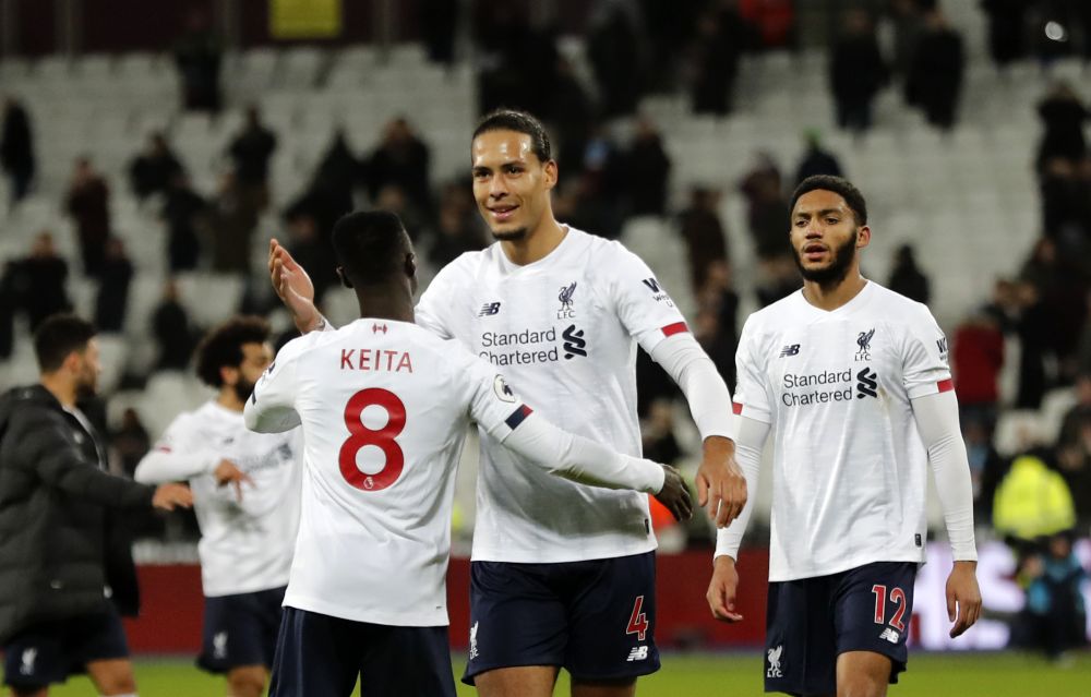 Zľava: Naby Keita, Virgil van Dijk a Joe Gomez oslavujú triumf Liverpoolu vo West Hame