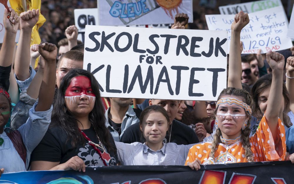 Mladá švédska aktivistka Greta Thunbergová,  školopovinné deti a dospelí prišli na klimatický pochod v kanadskom meste Montreal 27. septembra 2019.
