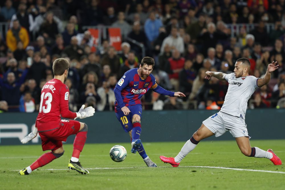 Lionel Messi strieľa na bránu Levante