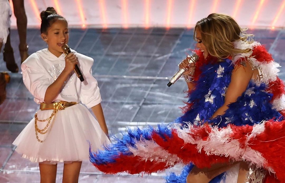Na pódiu Super Bowl sa objavila Jennifer Lopez s dcérou Emme
