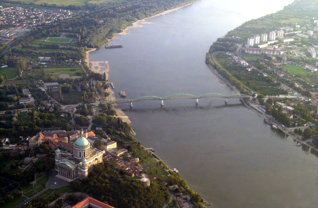 Na archívnom leteckom zábere je Most Márie-Valérie medzi Štúrovom (vpravo) a Ostrihomom