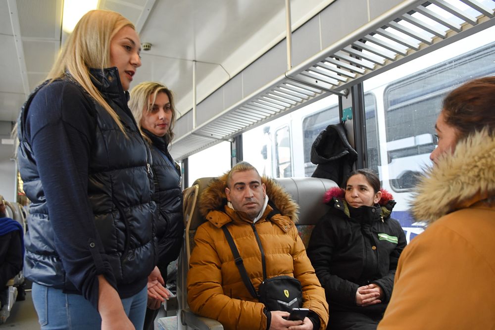 Na snímke dopravné asistentky sa rozprávajú s cestujúcimi v osobnom vlaku z Popradu do Kežmarku
