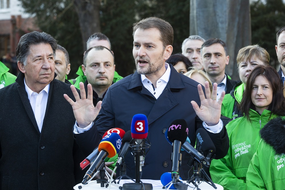 Na snímke uprostred predseda hnutia OĽaNO Igor Matovič a vľavo poslanec NR SR za OĽaNO Ján Budaj počas tlačovej konferencie k predstaveniu priorít OĽaNO v Bratislave 1. februára 2020.