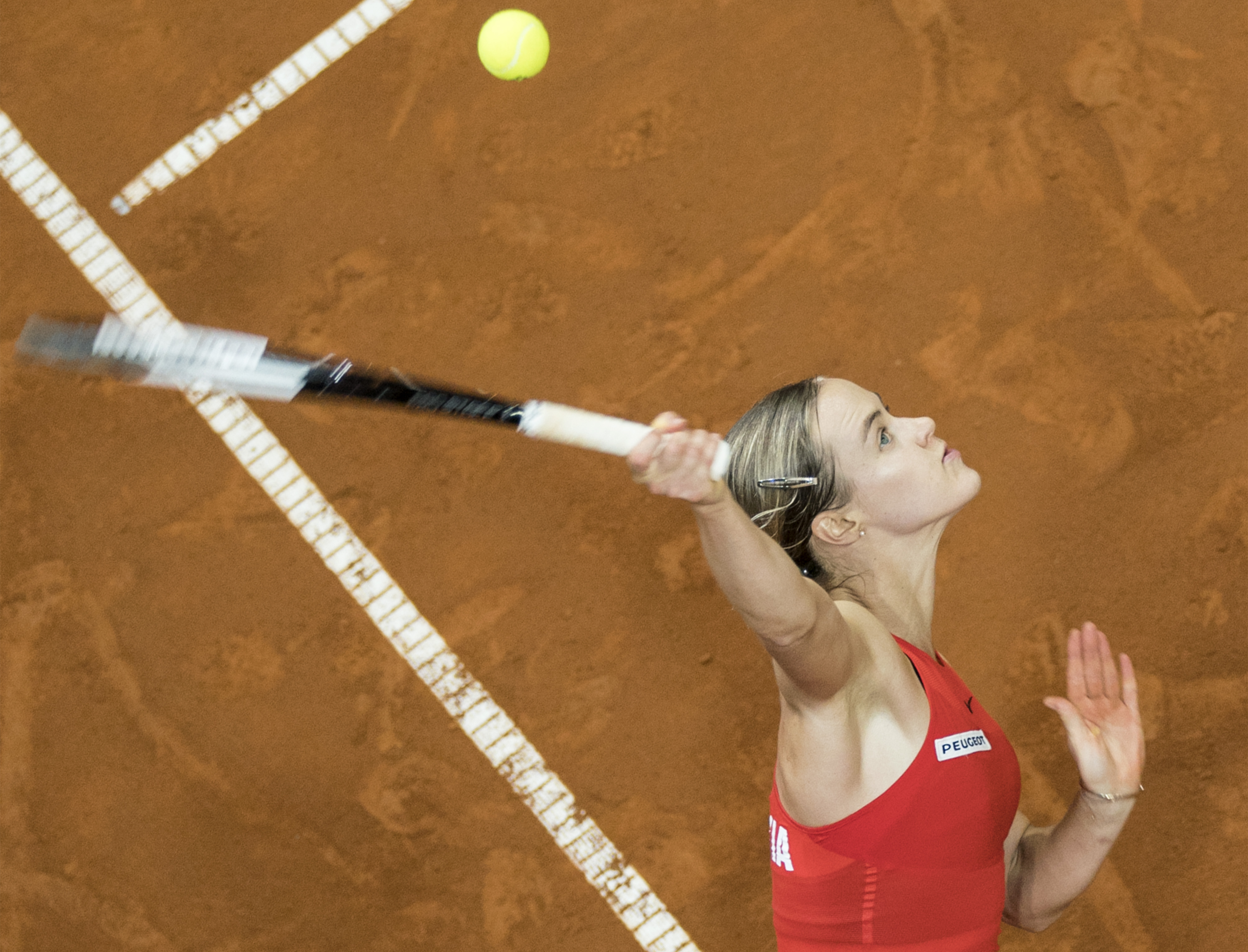 Na snímke slovenská tenistka Anna Karolína Schmiedlová podáva proti Britke Harriett Dartovej v druhej dvojhre druhého hracieho dňa kvalifikačného duelu o postup na finálový turnaj Pohára federácie Slovensko - Veľká Británia v Bratislave 8. februára 2020.