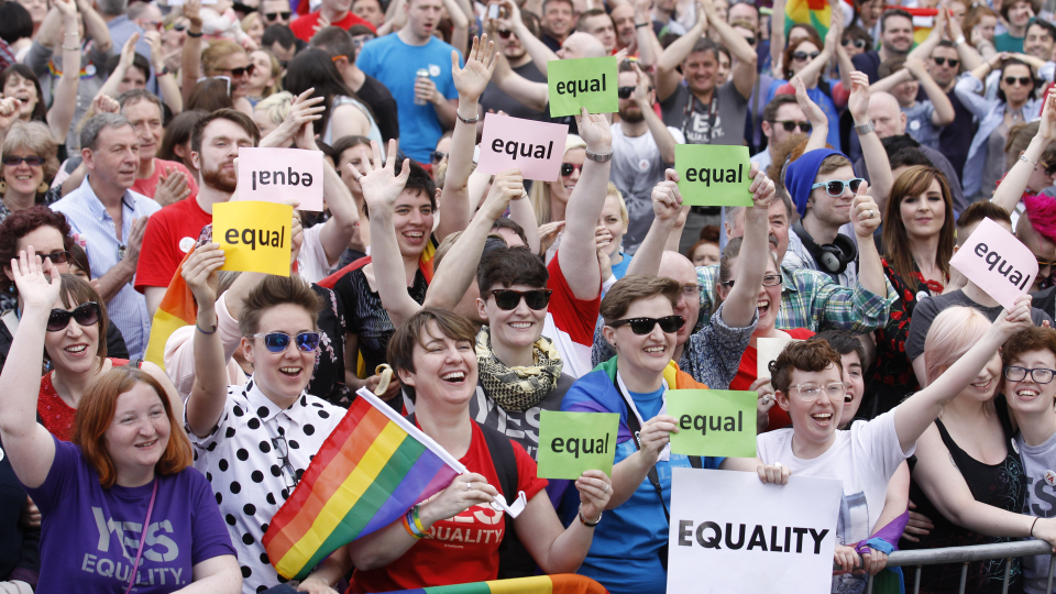 Stúpenci referendovej kampane Áno rovnosti reagujú počas zhromaždenia po vyhlásení predbežných výsledkov hlasovania v referende  o legalizácii homosexuálnych manželstiev, na zámku v Dubline 23. mája 2015. Írski voliči veľkou väčšinou hlasov schválili v referende  návrh na legalizáciu homosexuálnych manželstiev. Írsko sa tak stalo prvou krajinou na svete, ktorá rozhodla o uzákonení homosexuálnych sobášov na základe referenda . Manželstvá gejov a lesieb podporilo 62,1 percenta hlasujúcich, čo predstavuje viac ako 1,2 milióna voličov.