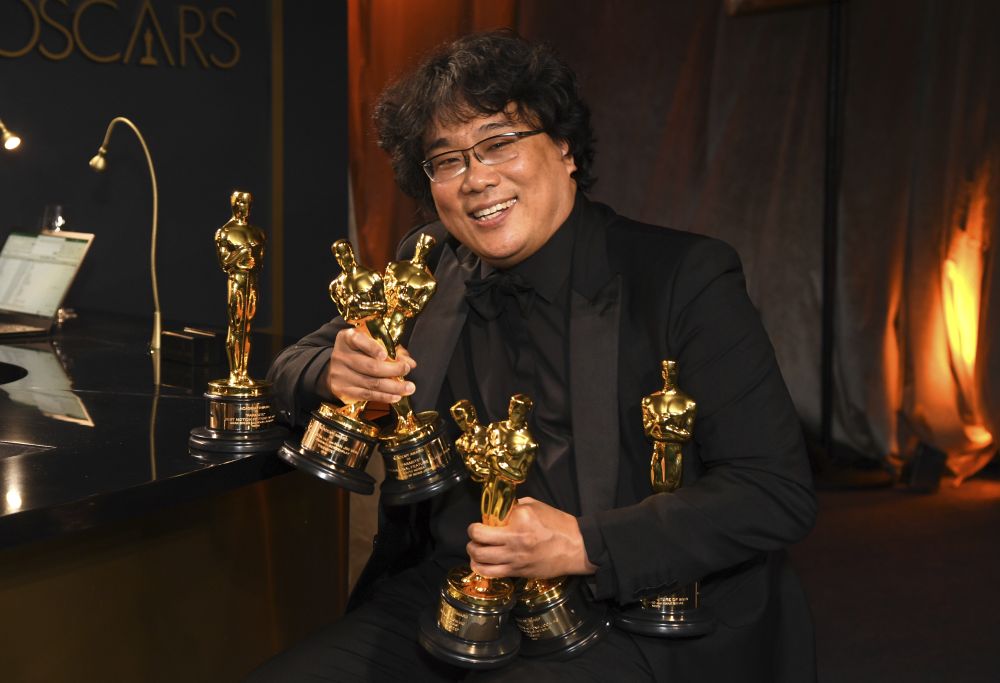 Na snímke režisér Pon Džun-ho, ktorý získal za juhokórejskú čiernu komédiu Parazit štyroch Oscarov
