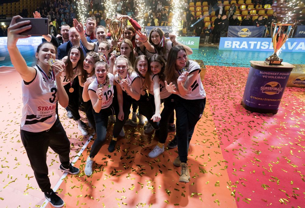 Na snímke radosť volejbalistiek Pezinka po víťazstve vo finále Slovenského pohára vo volejbale žien