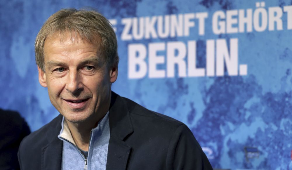 Na archívnej snímke Jürgen Klinsmann hovorí počas tlačovej konferencie nemeckého futbalového tímu Herthy BSC Berlín
