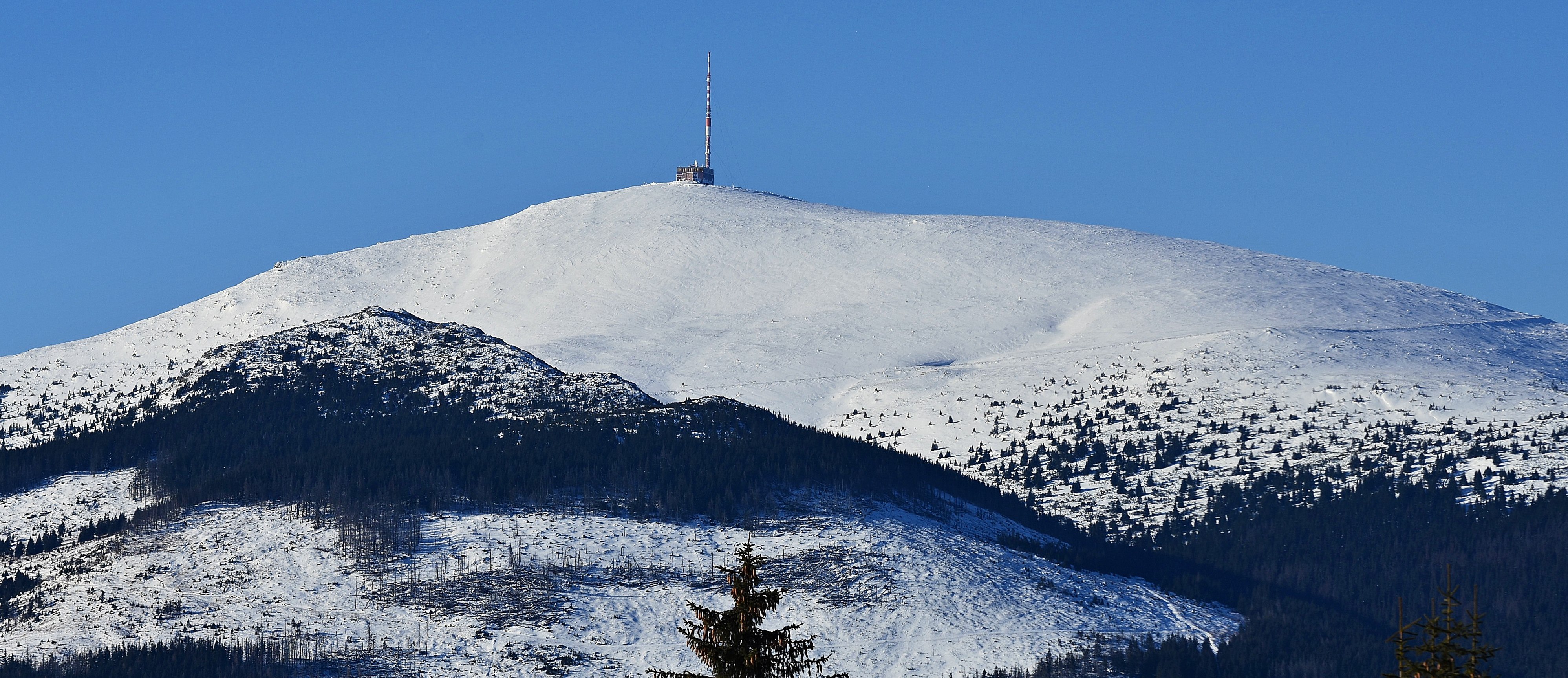 Foto: Ilustračné, na snímke je pohľad na Kráľovu hoľu (1 946 metrov nad morom) s vysielačom v Nízkych Tatrách od sedla Besník neďaleko Telgártu