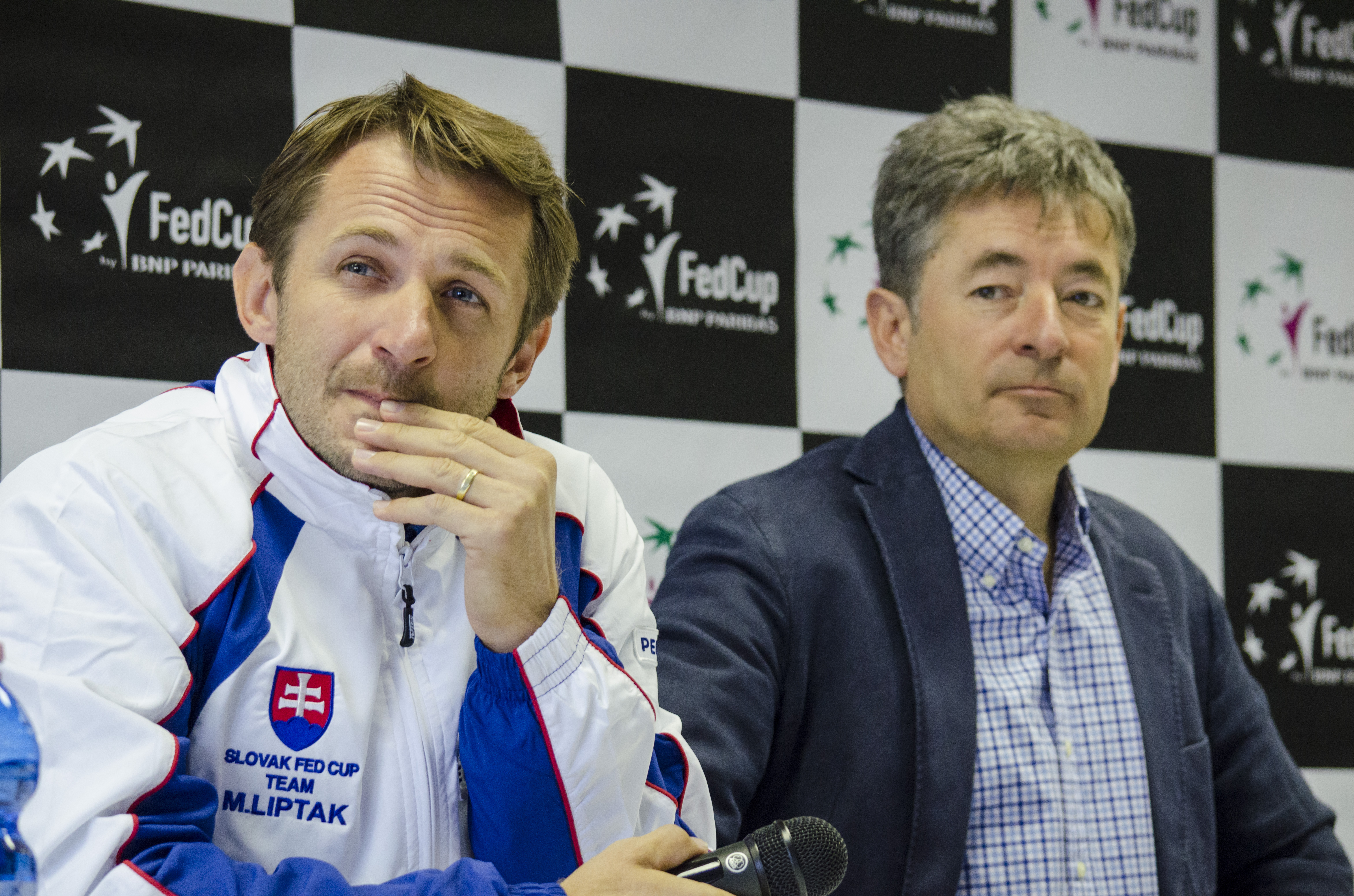 Na archívnej snímke vľavo kapitán tímu reprezentantiek SR Matej Lipták, vpravo generálny sekretár Slovenského tenisového zväzu (STZ) Igor Moška.