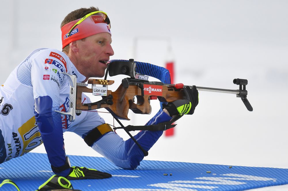 Na snímke slovenský biatlonista Martin Otčenáš na strelnici počas pretekov miešaných štafiet na 4x6 km