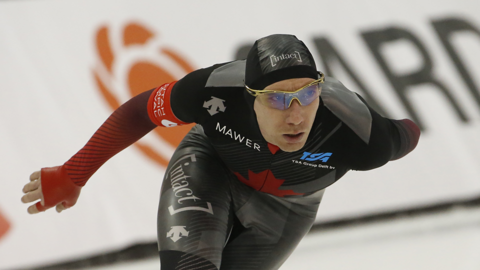 Kanaďan Ted-Jan Bloemen počas finále na 5000 metrov na MS v rýchlokorčuľovaní v americkom Salt Lake City 13. februára 2020. Bloemen zvíťazil pred Holanďanom Svenom Kramerom a krajanom Graemeom Fishom.