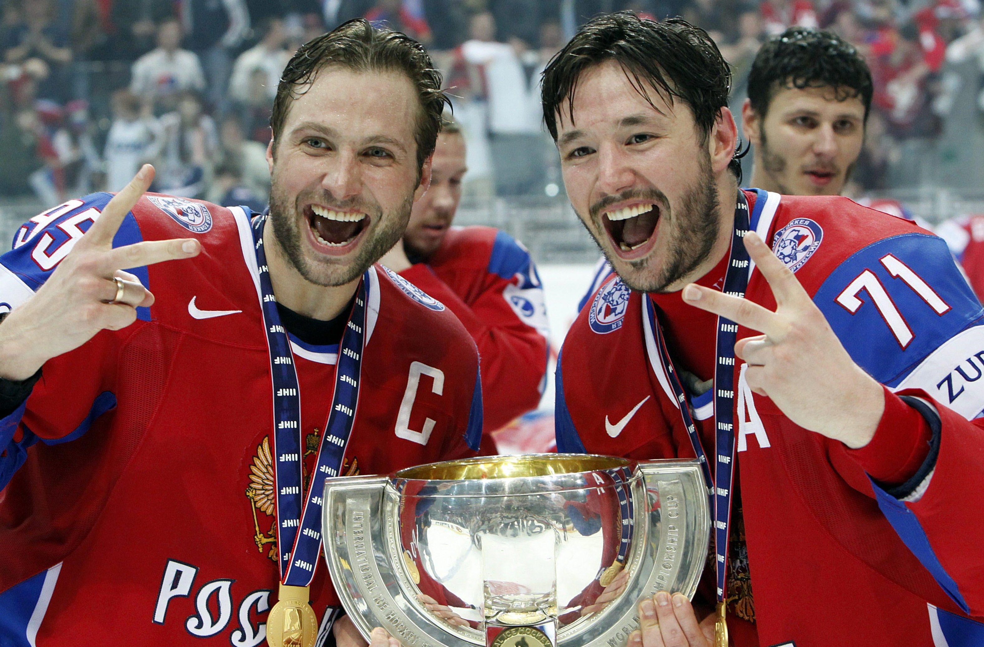 Ruskí hokejisti kapitán Alexej Morozov (vľavo) a Iľja Kovaľčuk držia trofej majstrov sveta po zisku zlatých medailí na hokejových MS vo švajčiarskom Berne 10. mája 2009. Rusi vo finále porazili Kanadu 2:1.