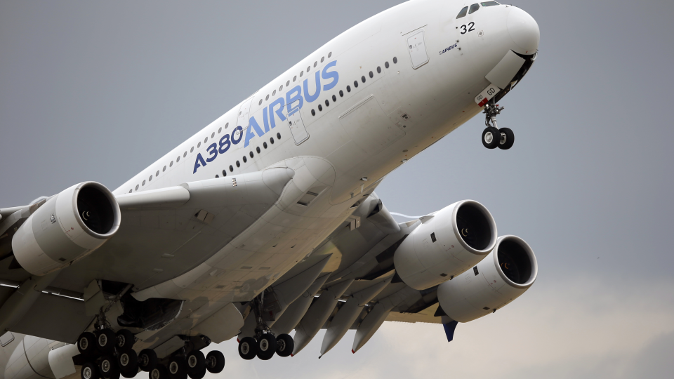 a archívnej snímke z 18. júna 2015 je lietadlo Airbus A380 počas skúšobného letu v rámci leteckého veľtrhu v Paríži.