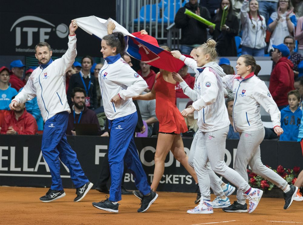 Zľava: Kapitán fedcupového tímu Matej Lipták,Viktória Kužmová, Rebecca Šramková a Jana Čepelová po výhre nad Veľkou Britániou