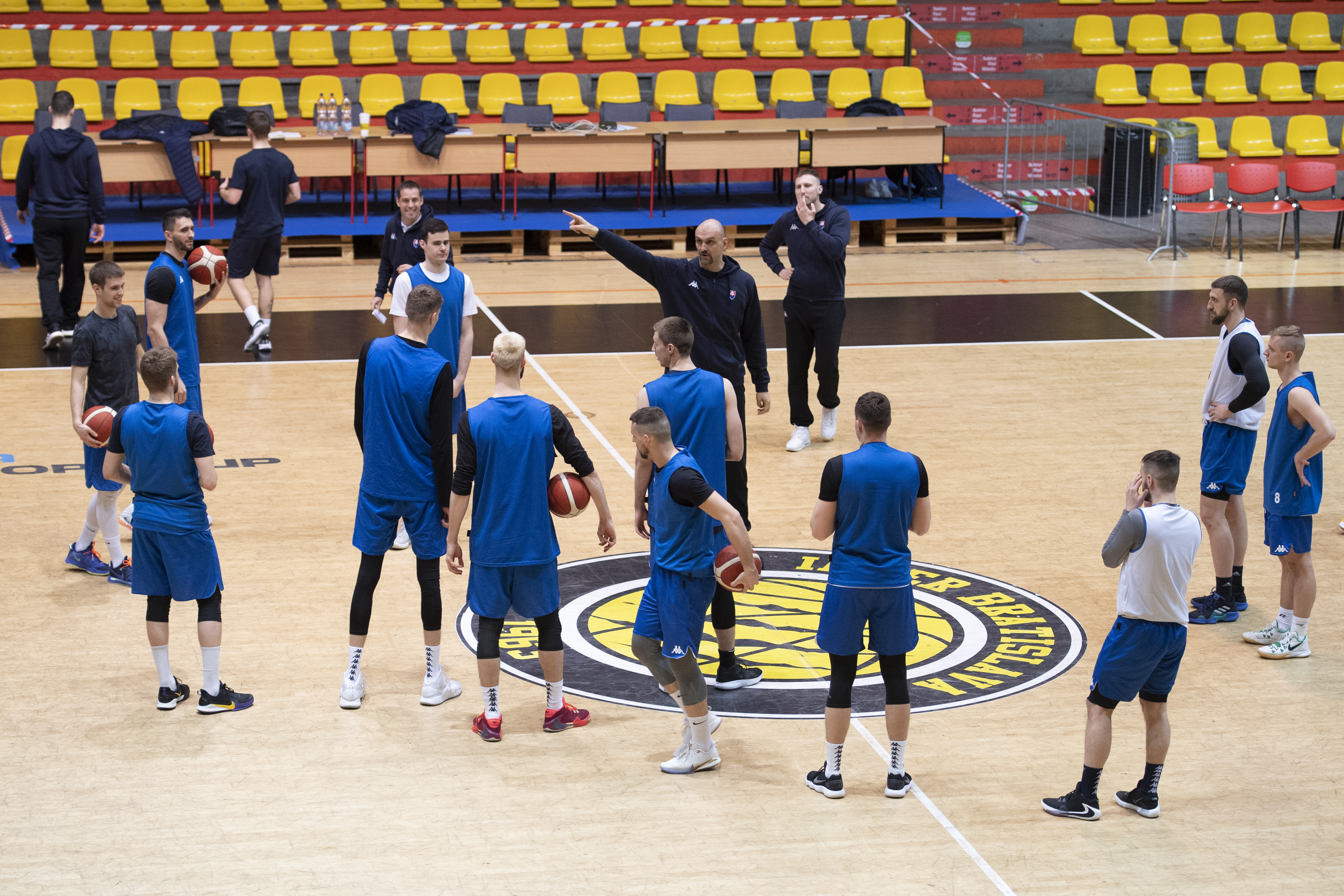 Na snímke slovenskí basketbaloví reprezentanti počas tréningu v Bratislave 17. februára 2020. Uprostred v pozadí tréner Žan Tabak .