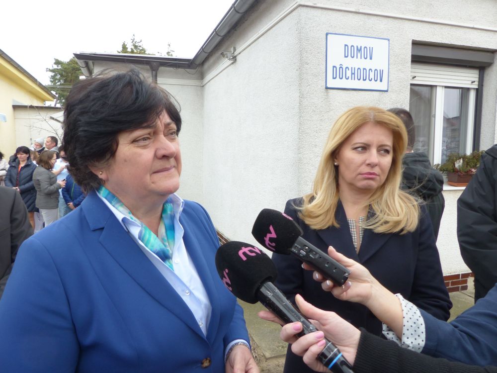 Na snímke zľava ombudsmanka Mária Patakyová a  prezidentka SR Zuzana Čaputová počas návštevy Domova dôchodcov v Borskom Mikuláši