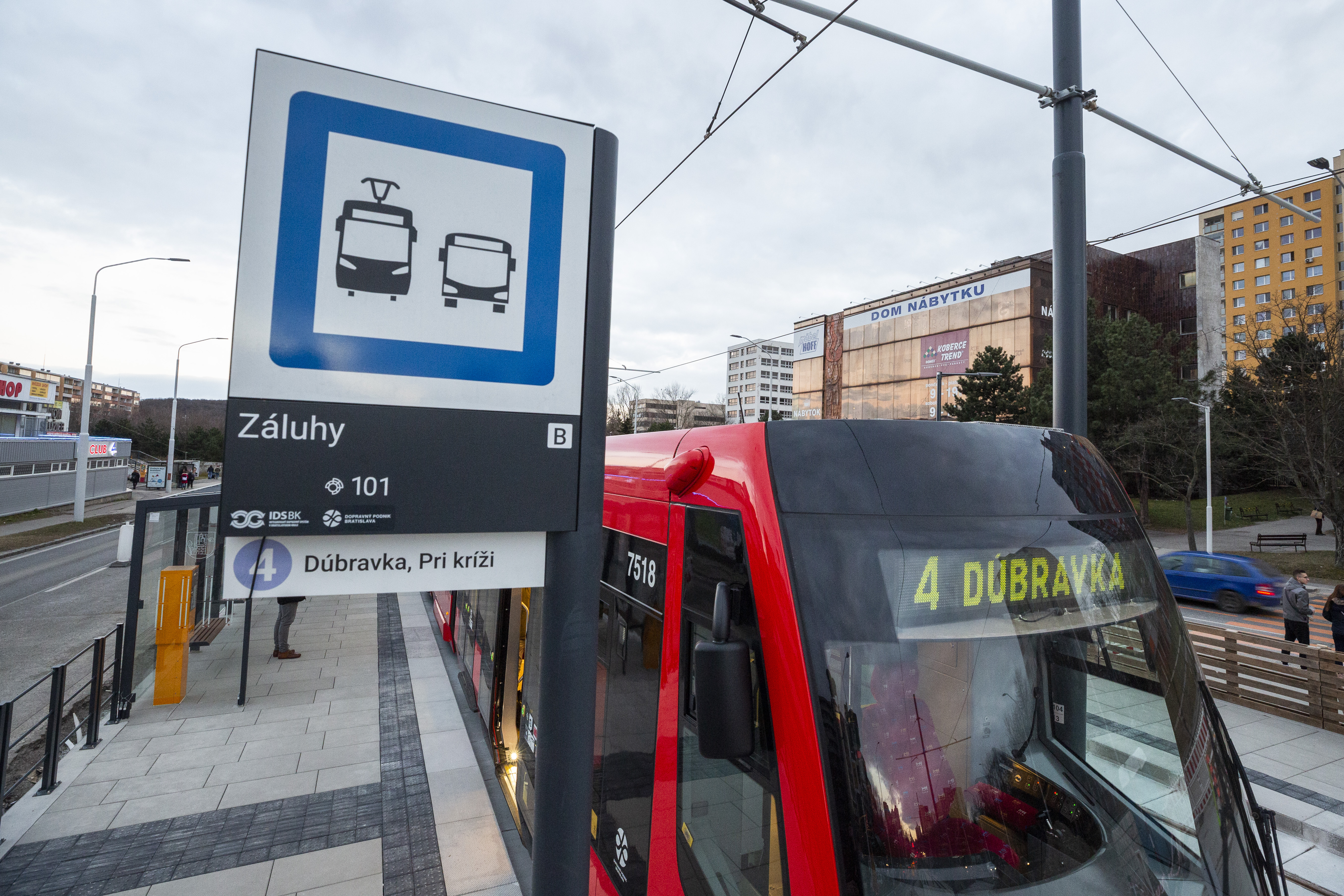Na snímke električka  na zastávke Záluhy smerom do Dúbravky počas novinárskej jazdy po zmodernizovanej časti Dúbravsko-Karloveskej radiály, deň pred odovzdaním do užívania v Bratislave 21. februára 2020.