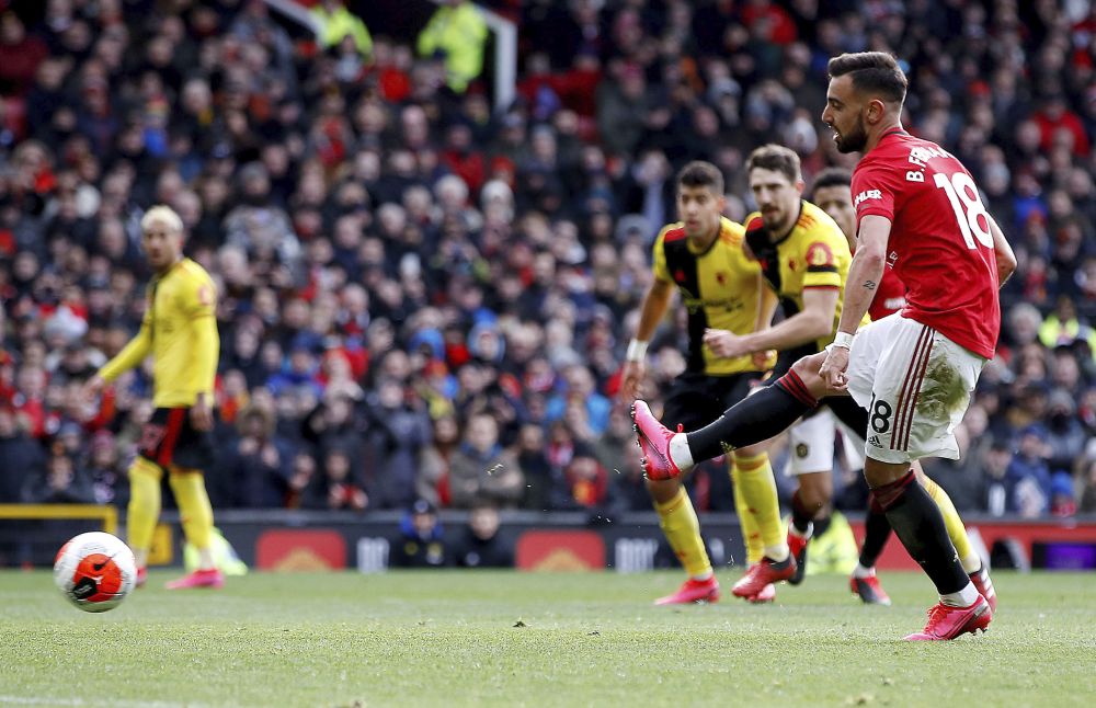 Bruno Fernandes z Manchestru United premieňa penaltu proti Watfordu