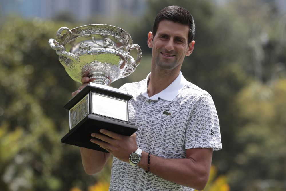 Novak Djokovič s trofejou z Australian Open 2020