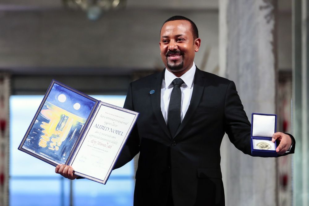 Etiópsky premiér Abiy Ahmed pózuje po prevzatí Nobelovej ceny mieru za rok 2019