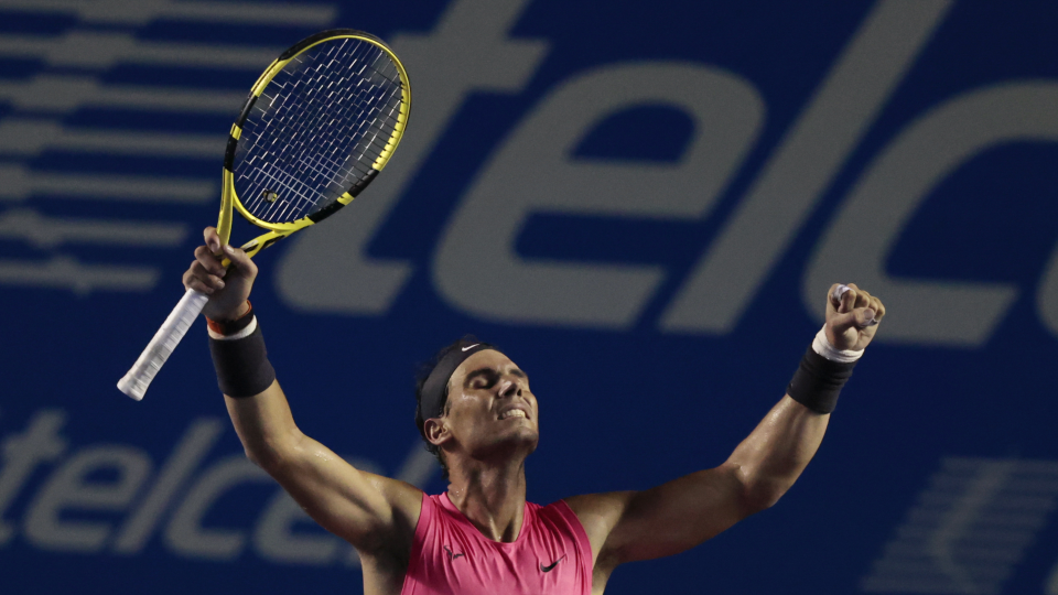 Španielsky tenista Rafael Nadal oslavuje po jeho výhre nad Bulharom Grigorom Dimitrovom v semifinále dvojhry na tenisovom turnaji ATP v mexickom Acapulcu 29. februára 2020.