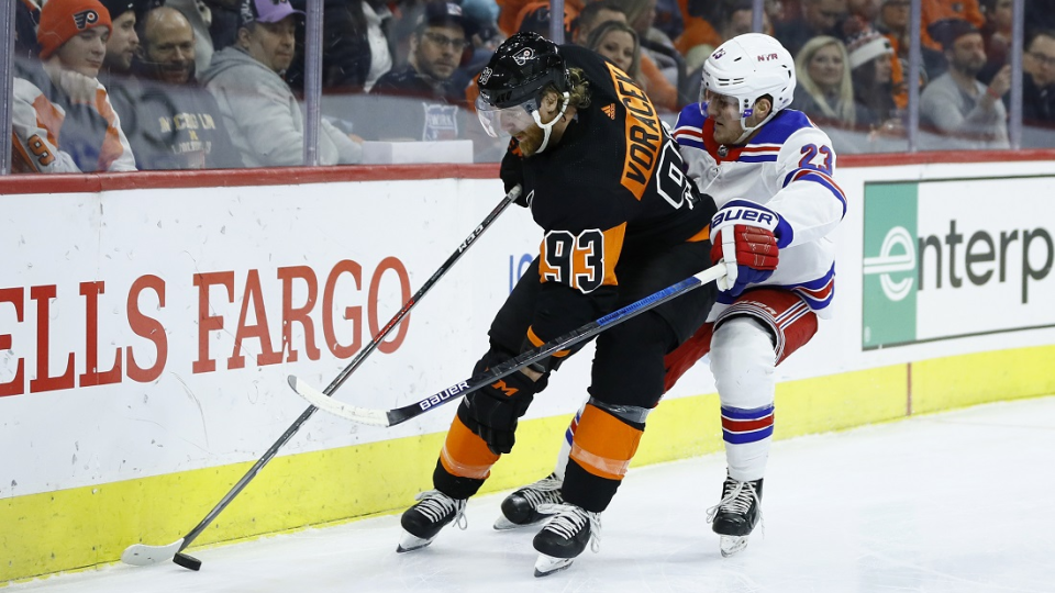 Jakub Voráček (93) z Philadelphie Flyers a Adam Fox (23)  z New Yorku Rangers počas zápasu zámorskej hokejovej NHL 28. februára 2020 vo Philadelphii.