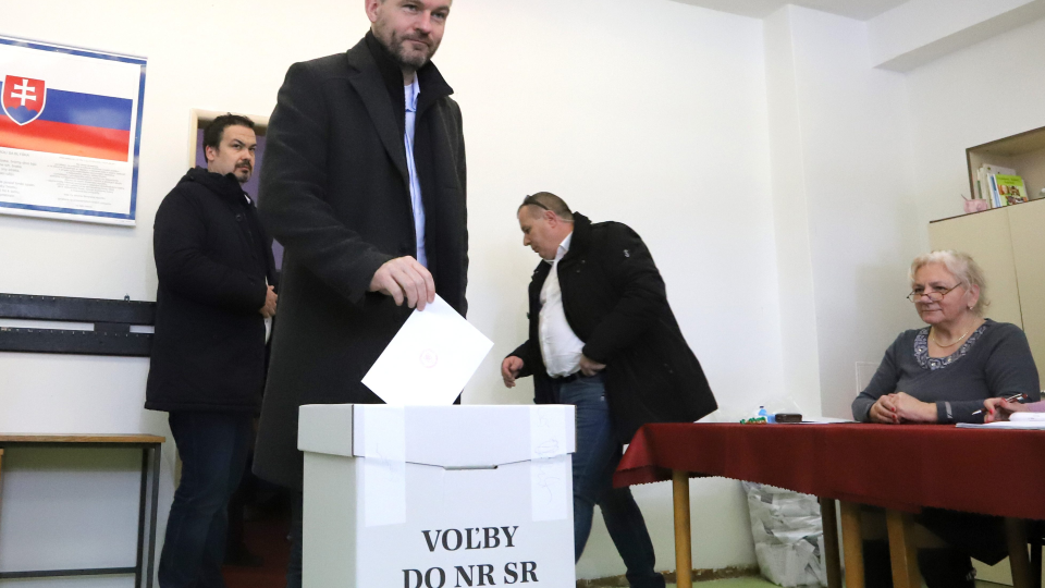 Na snímke predseda vlády SR Peter Pellegrini  vhadzuje obálku z hlasovacím lístkom do volebnej urny vo volebnej miestnosti na Základnej škole Jána Bakossa v Banskej Bystrici vo voľbách do Národnej rady Slovenskej republiky. V Banskej Bystrici 29. februára 2020.
