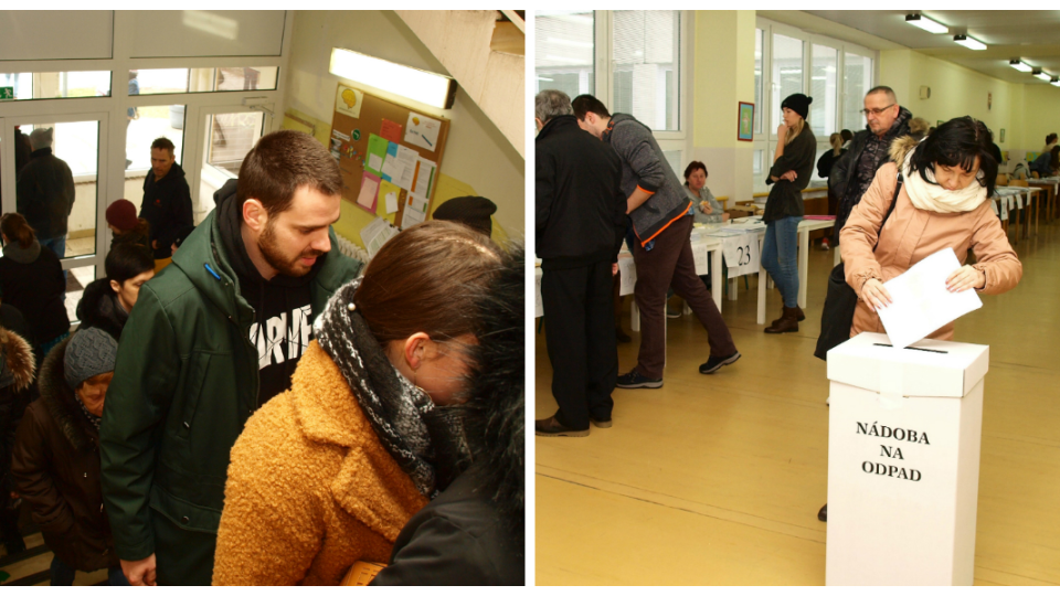 Na snímke vľavo voliči čakajú v dlhom rade do volebnej miestnosti na Základnej škole na Majerníkovej ulici na Dlhých dieloch vo voľbách do Národnej rady Slovenskej republiky v Bratislave 29. februára 2020.