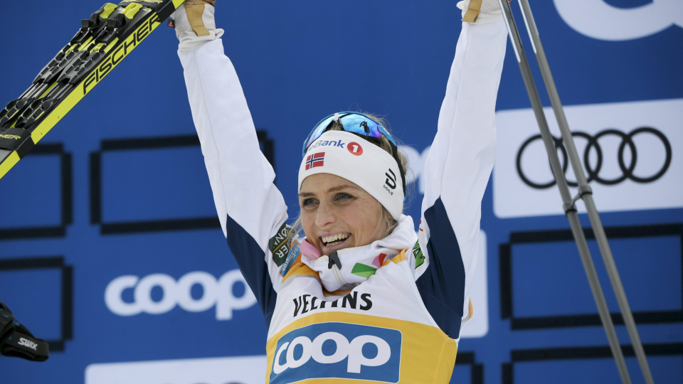Nórska bežkyňa na lyžiach Therese Johaugová oslavuje na pódiu po jej víťazstve v pretekoch na 10 km klasicky v rámci Svetového pohára v behu na lyžiach vo fínskom Lahti 29. februára 2020.