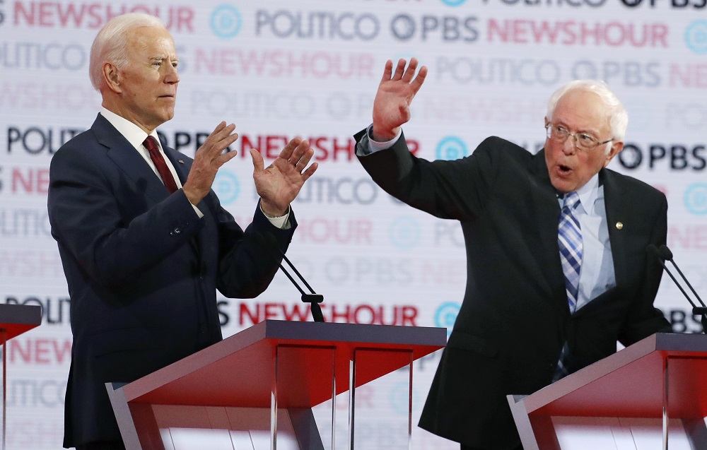 Kandidáti Demokratickej strany na post amerického prezidenta zľava bývalý americký viceprezident Joe Biden a senátor zo štátu Vermont Bernie Sanders.