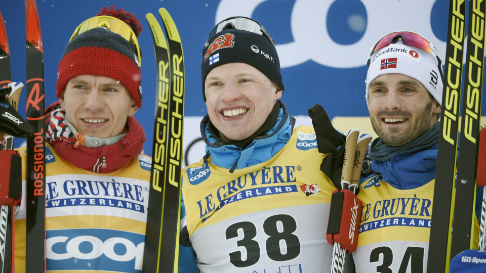 Na snímke uprostred fínsky bežec na lyžiach Iivo Niskanen vyhral preteky Svetového pohára na 15 km klasicky na domácej trati v Lahti v sobotu 29. februára 2020. Druhý skončil Rus Alexander Boľšunov (vľavo), tretí Nór Hans Christer Holund (vpravo)
