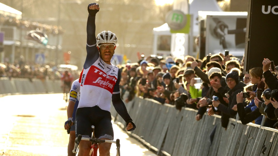 Na snímke domáci cyklista Jasper Stuyven z tímu Trek-Segafredo vyhral prvú jarnú belgickú klasiku Omloop Het Nieuwsblad v Ninove v sobotu 29. februára 2020.