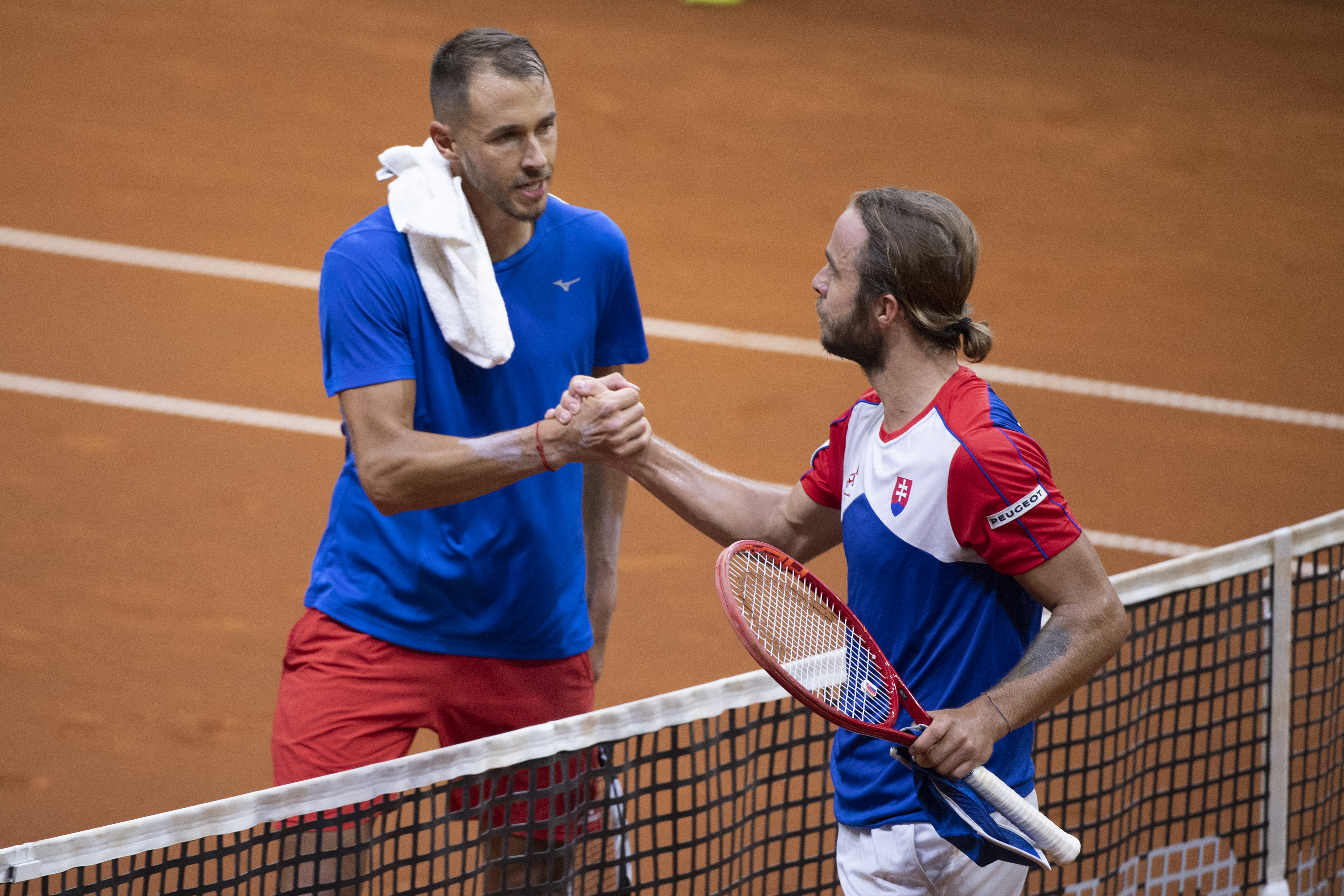 Na snímke vľavo český daviscupový reprezentant Lukáš Rosol a vpravo porazený Slovák Andrej Martin po druhej dvojhre kvalifikačného stretnutia o postup na finálový turnaj Davisovho pohára.