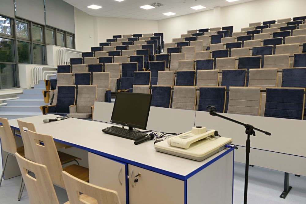 Na snímke prednášková aula v zrekonštruovanej budove AR Žilinskej univerzity (UNIZA)
